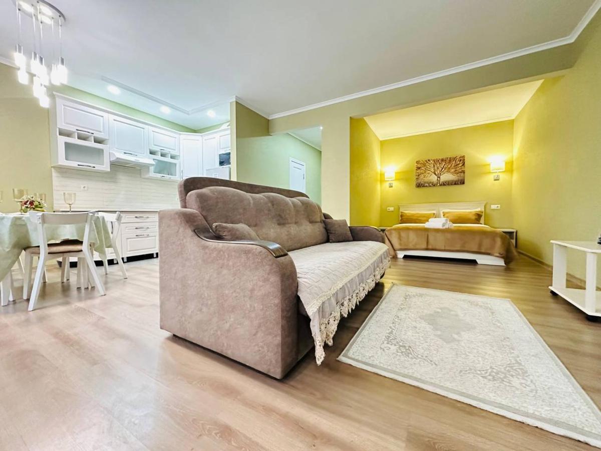 Central Park In The City Center Apartment Almaty Ngoại thất bức ảnh